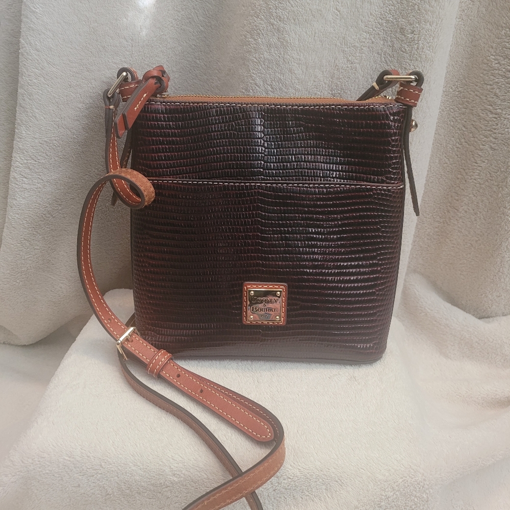 ❤️EUC Dooney & Bourke Lizard Embossed Burgandy Leather Letter Carrier Crossbody